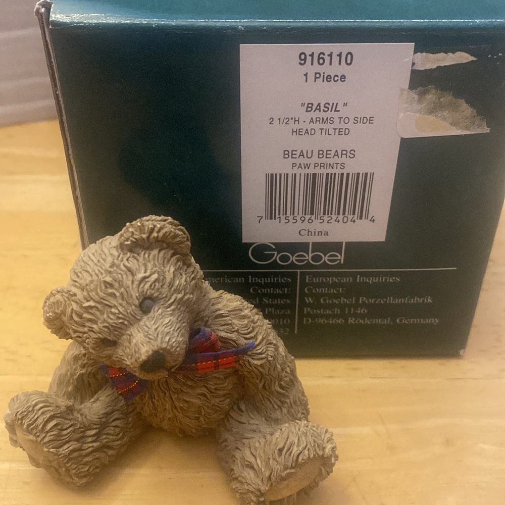 Goebel vintage beau bears paw prints Basil bear figure Has box about 3 in